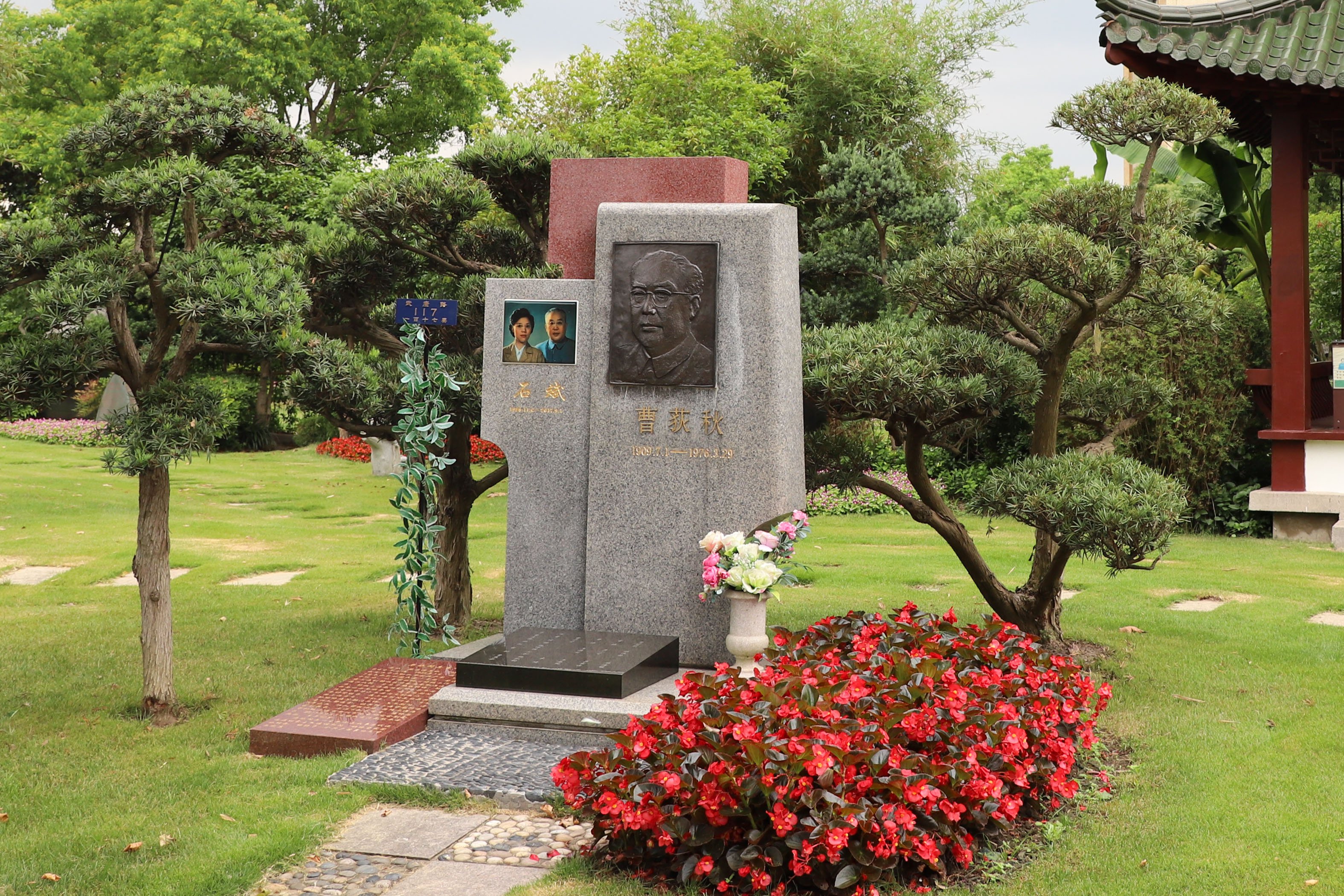历史回响：曹荻秋纪念碑下的敬仰与思考
